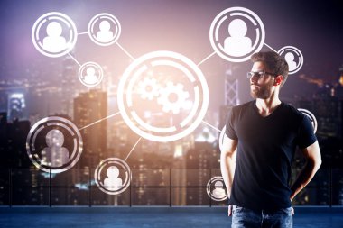 Çatıda bağlı insanlar ve karikatür simgeleri gece şehir arka plan üzerinde ayakta düşünceli genç adam. Ekip çalışması kavramı