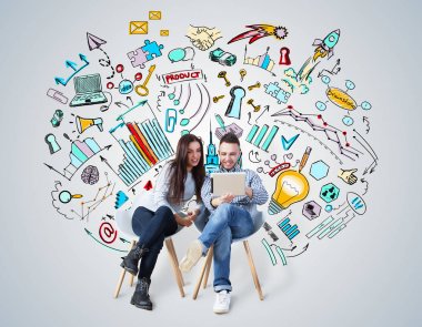 Çekici genç Avrupa adam ve sandalyelere oturan ve kullanarak kadın iş kroki ile ışık arka plan üzerinde tablet. İletişim kavramı