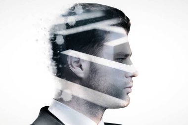 Yan görünümü açık renkli genç işadamı ve labirent. Sorun kavramı. Çift pozlama