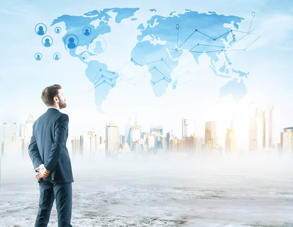 Yan görünüm genç işadamı modern şehir ile soyut harita arıyorum. Seyahat kavramı