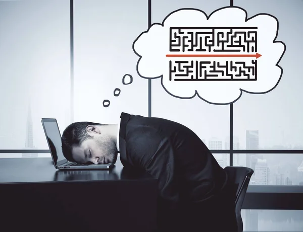 Vista lateral del hombre de negocios cansado descansando cabeza en el teclado del ordenador portátil y pensando en laberinto en el interior con vista a la ciudad. Concepto de estrés. Renderizado 3D — Foto de Stock