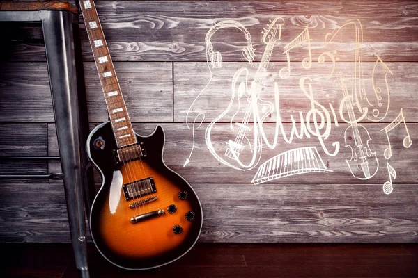 Vista frontal de la guitarra con boceto brillante en el interior de madera, apoyado en la silla. Concepto de pasión — Foto de Stock