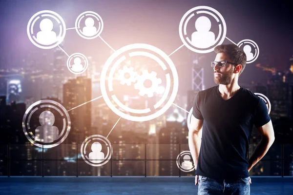 Çatıda bağlı insanlar ve karikatür simgeleri gece şehir arka plan üzerinde ayakta düşünceli genç adam. Ekip çalışması kavramı