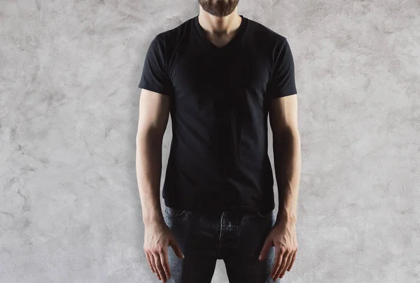 Mężczyzna w czarnej koszulce — Zdjęcie stockowe