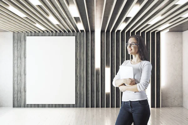 Mujer en la habitación con póster — Foto de Stock