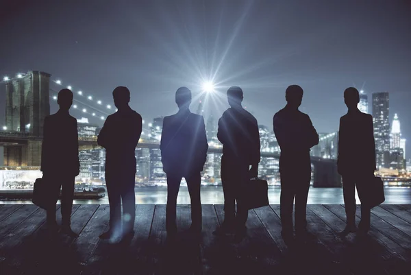 Le silhouette degli uomini d'affari sullo sfondo della città. Concetto di riunione — Foto Stock