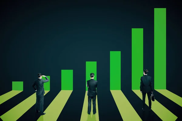 Achteraanzicht van drie ondernemers kijken naar groene grafiek bars op donkere achtergrond. Succes concept. — Stockfoto