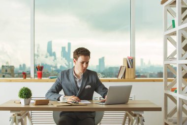 Projede çalışan genç işadamı