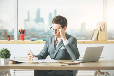 Cep telefonu kullaranarak beyaz iş adamı 