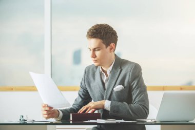 Projede çalışan çekici bir adam