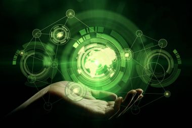 Yaprak simgeleri ile soyut dijital düğmeleri tutarak el ve eşleyin. Eko kavramı.