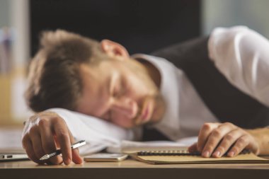 Ofis Masası üzerinde uyuyan yakışıklı genç Avrupa iş adamı. Overworked kavramı