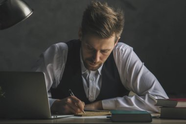 Evrak işi yakışıklı erkek işçi 