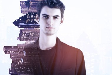 Yana şehir arka plan üzerinde dalgın genç işadamı portresi. Yarın kavramı. Çift pozlama
