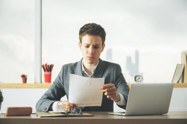 Projede çalışan yakışıklı çocuk