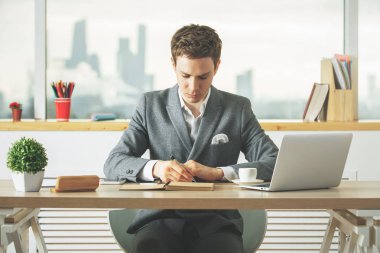 Projede çalışan genç adam