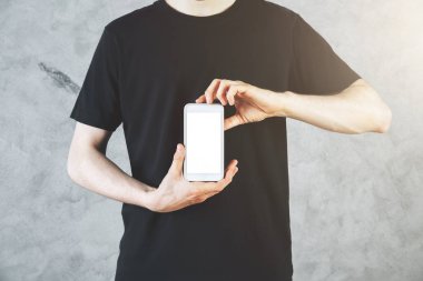 Adam holding beyaz cep telefonu 