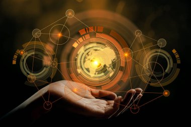 Harita ile soyut dijital modeli koyu arka plan üzerinde tutan el ile kapatın. Dokunmatik ekran kavramı. Çift pozlama 