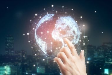 Bulanık gece şehir arka plan üzerinde soyut poligonal dünya, gösteren bir el. İletişim kavramı. 