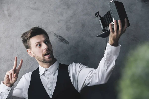 Mann macht Selfie mit Retro-Kamera — Stockfoto