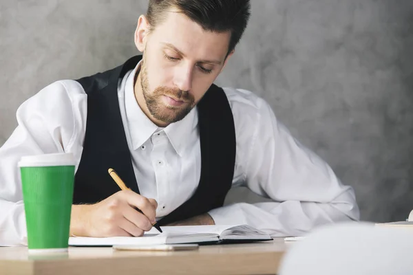 Schöner Mann beim Papierkram — Stockfoto