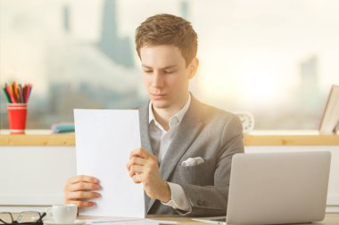 Projede çalışan çekici iş adamı