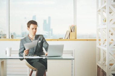 Projede çalışan yakışıklı erkek