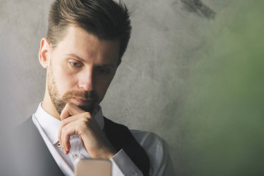 Akıllı telefon kullanan iş adamı