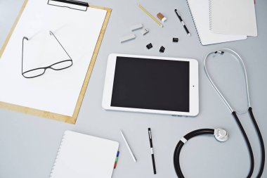 Gri masa üstü boş tablet ile