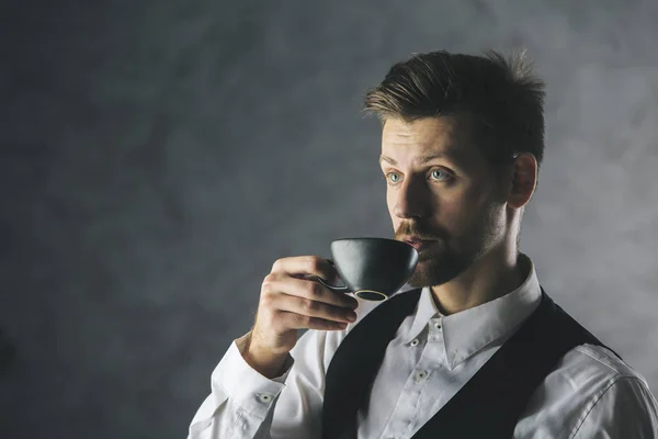 Affärsman som dricker kaffe — Stockfoto