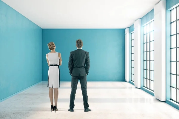 Man och kvinna i blå inredning — Stockfoto