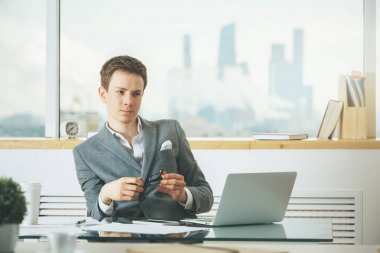 düşünceli işadamı dizüstü kullanarak 