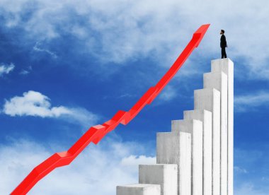 Beton grafik barlar ve kırmızı ok gökyüzü özgeçmişlerine bakarak iş adamı. Kar kavramı. 