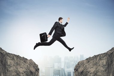 Genç işadamı şehir arka plan boşluk atlama yan görünüm. Risk kavramı