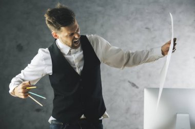 Kağıt levha ile kalemler parçalamak çılgın canavar işadamı pençeleri düzenlenen 
