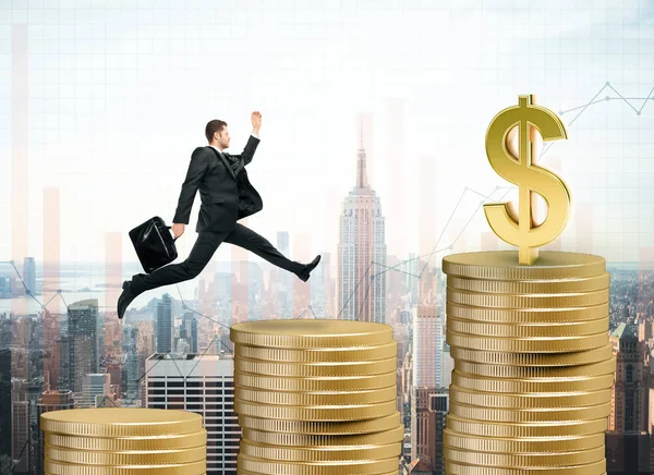 Zijaanzicht van de jonge zakenman op gouden munt ladder waarop stad achtergrond. Financiën concept. — Stockfoto