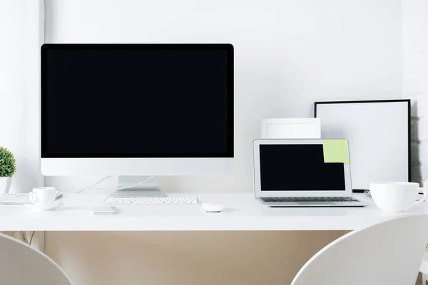 Área de trabalho de designer branco com pc e laptop — Fotografia de Stock