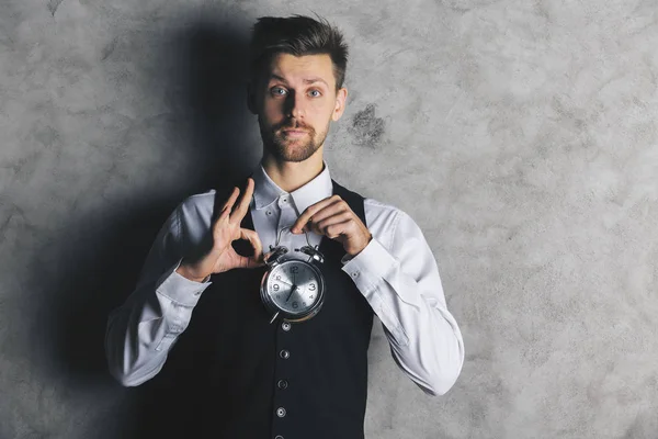 Man met zilveren klok — Stockfoto