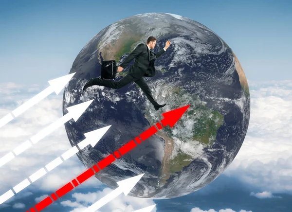Vista laterale di correre giovane uomo d'affari con frecce grafico verso l'alto e la luna sullo sfondo. Concetto di leadership. Elementi di questa immagine forniti dalla NASA . — Foto Stock