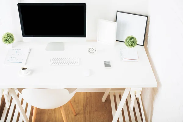 Weißer Arbeitsplatz mit leerem PC — Stockfoto