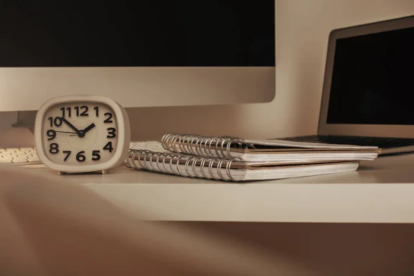 Schreibtisch im Büro mit Gadgets — Stockfoto