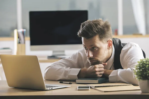 Hombre de negocios blanco mirando la pantalla del ordenador portátil — Foto de Stock