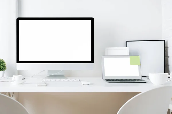 Desktop designer bianco con computer e laptop — Foto Stock