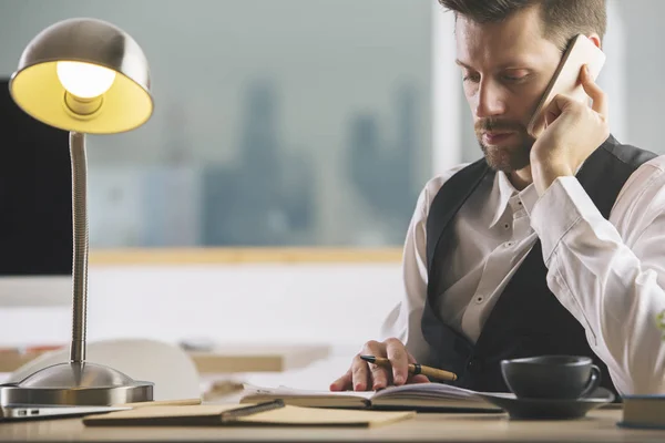 Empresario al teléfono — Foto de Stock