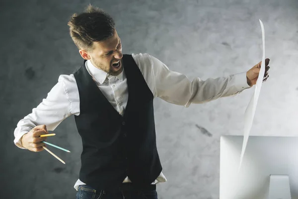 Loco hombre de negocios bestia a punto de rasgar hoja de papel con lápices sostenidos como garras —  Fotos de Stock