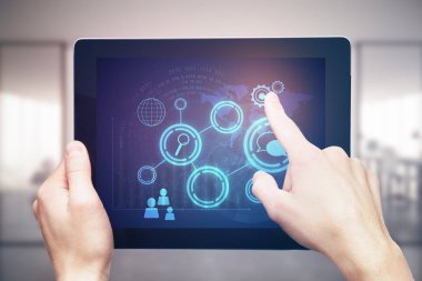 Erkek el ile bulanık ofis iç zemin üzerine mavi iş hologram tablet kullanma. Sunu kavramı. 