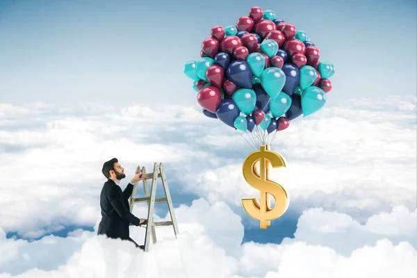 Immagine astratta di uomo d'affari in cima alla scala nel cielo guardando palloncini con segno di dollaro. Concetto di profitto . — Foto Stock