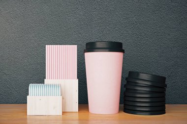 Pembe kahve fincanı ve diğer öğeleri 