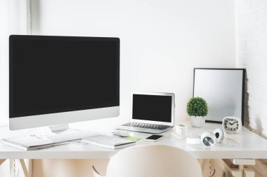 Beyaz tasarımcı çalışma alanı ile bilgisayar ve dizüstü bilgisayar 