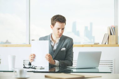 Yakışıklı olan projede çalışan